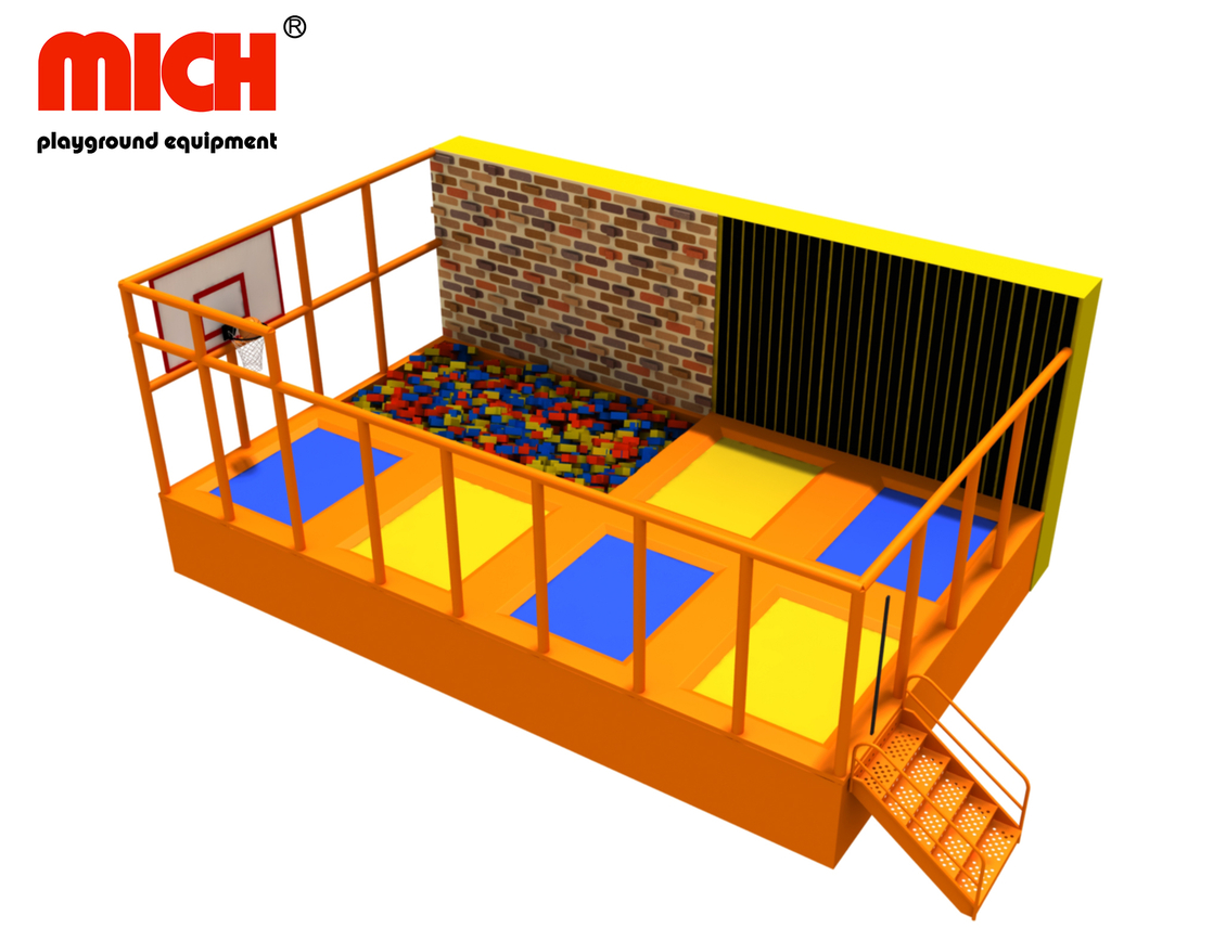 Mich Kleiner Trampolinpark mit verschiedenen Spielen