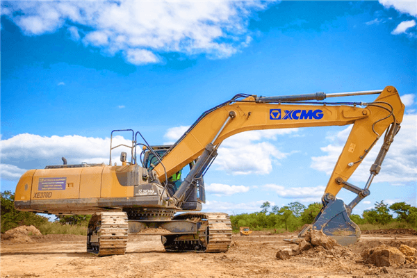 神農圖 XCMG XE370D excavator helps African hydro-power construction