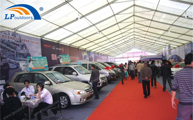 Торговая выставка проводится в алюминиевой автомобильной палатке на открытом воздухе 