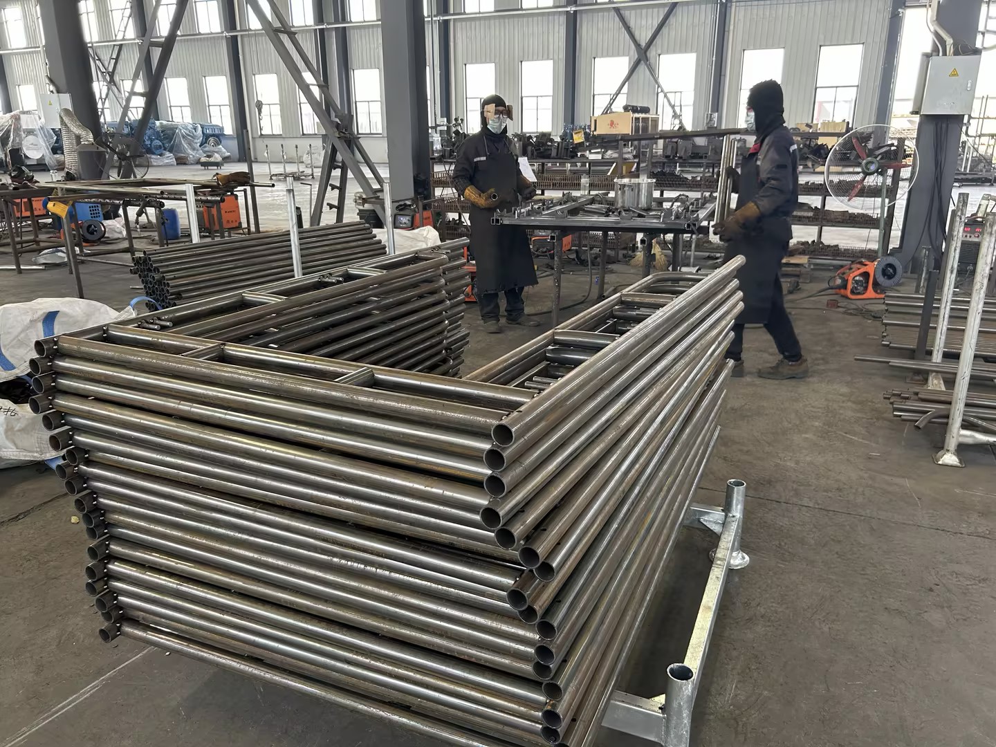 Caminar a trav&eacute;s de un andamio 