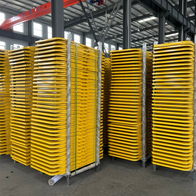 puerta de acceso con escalera reversible