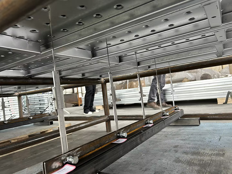 Deformaci&oacute;n y desplazamiento de una tabla de andamio cerrada de 4 metros de largo bajo una carga de 5,6 toneladas.