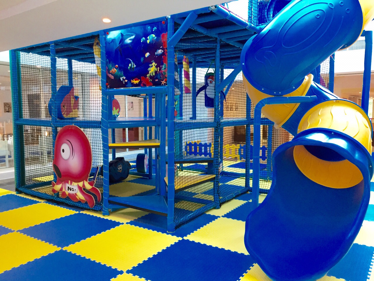 Area bermain soft tema lautan dalam ruangan anak -anak