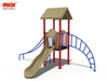 Pequeno playground ao ar livre com slides