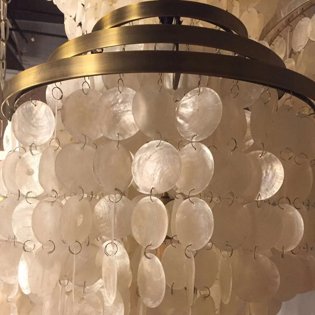 Подвесной светильник с круглой современной оболочкой из стекла и латуни в доме (1710D45)