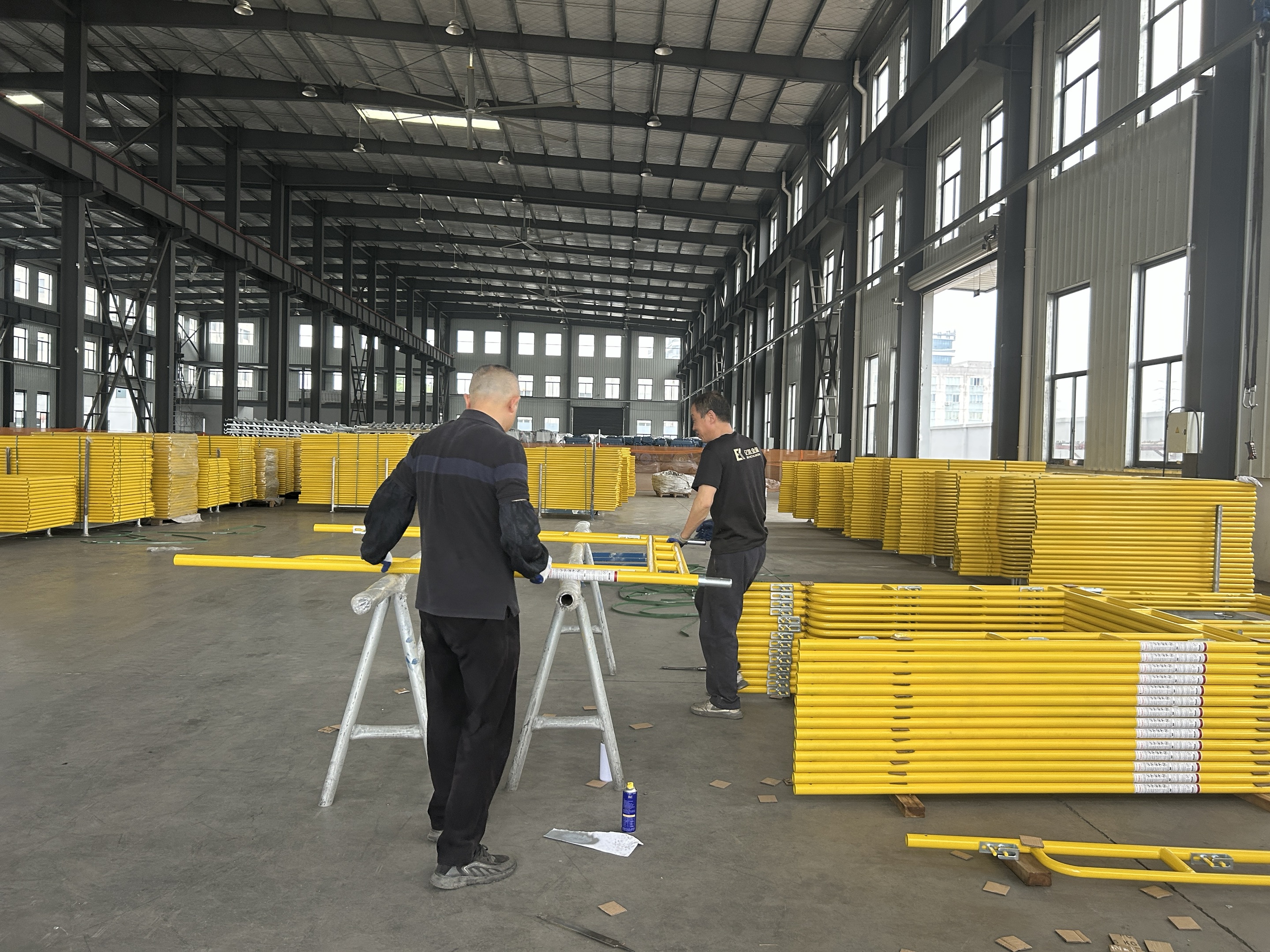 Caminar a trav&eacute;s de un andamio 