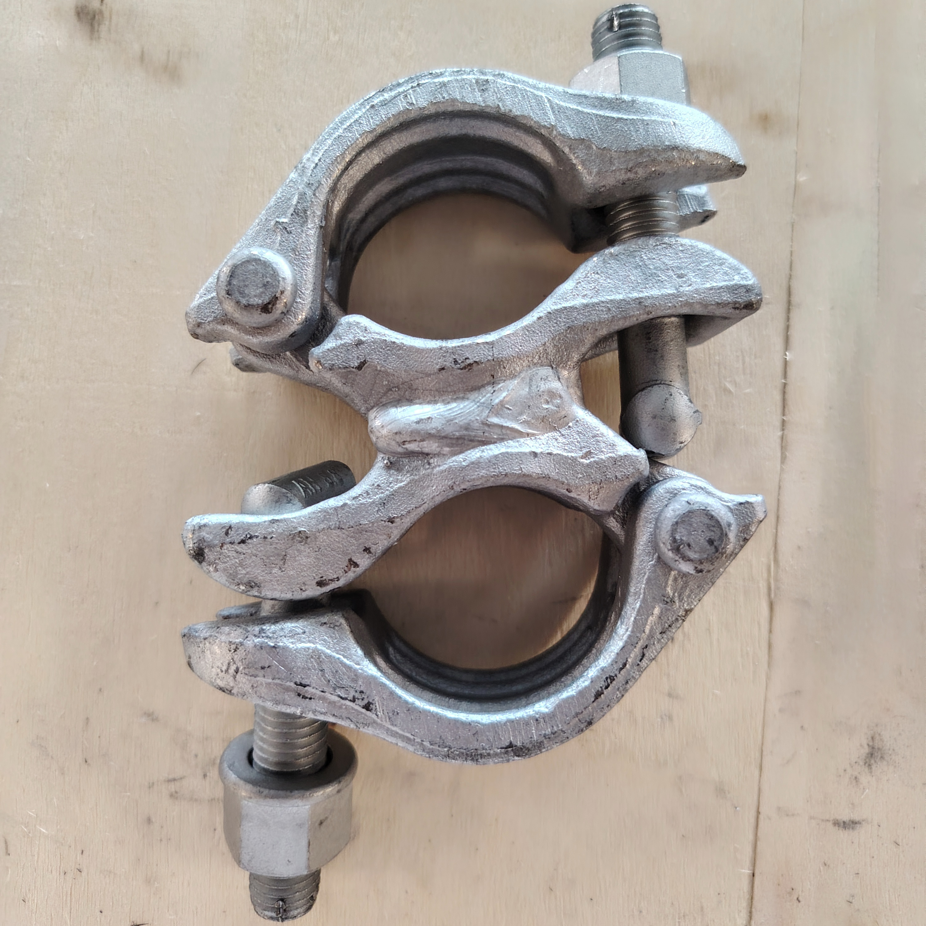 Дистанционная муфта — зажим для лесов специальной формы 74 мм