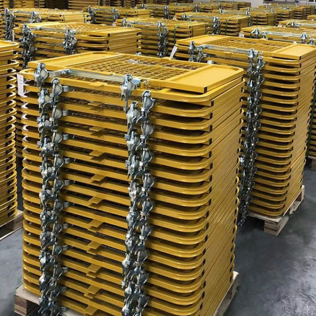 puerta de acceso con escalera reversible