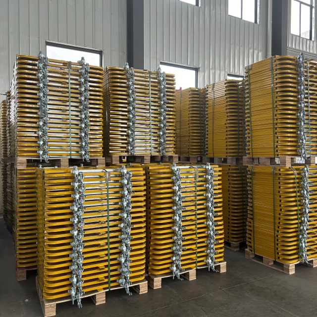 puerta de acceso con escalera reversible