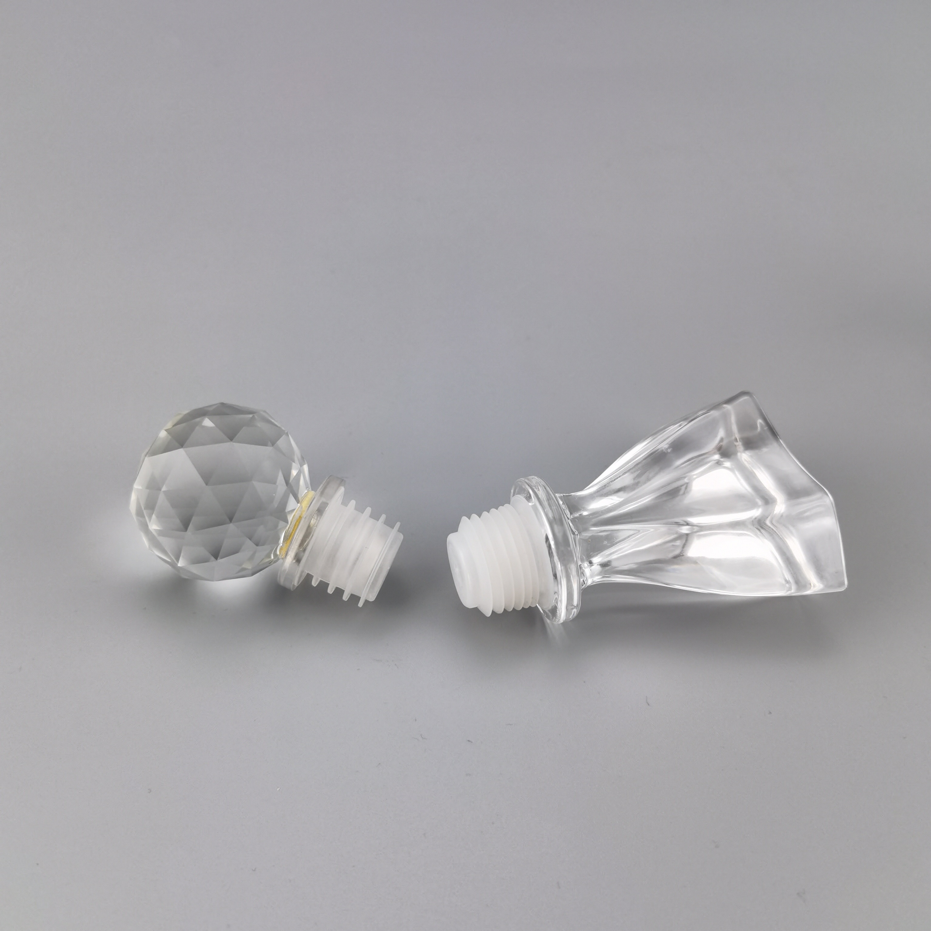 Fan-Shaped Glass Stopper for Glass Wine Bottle 