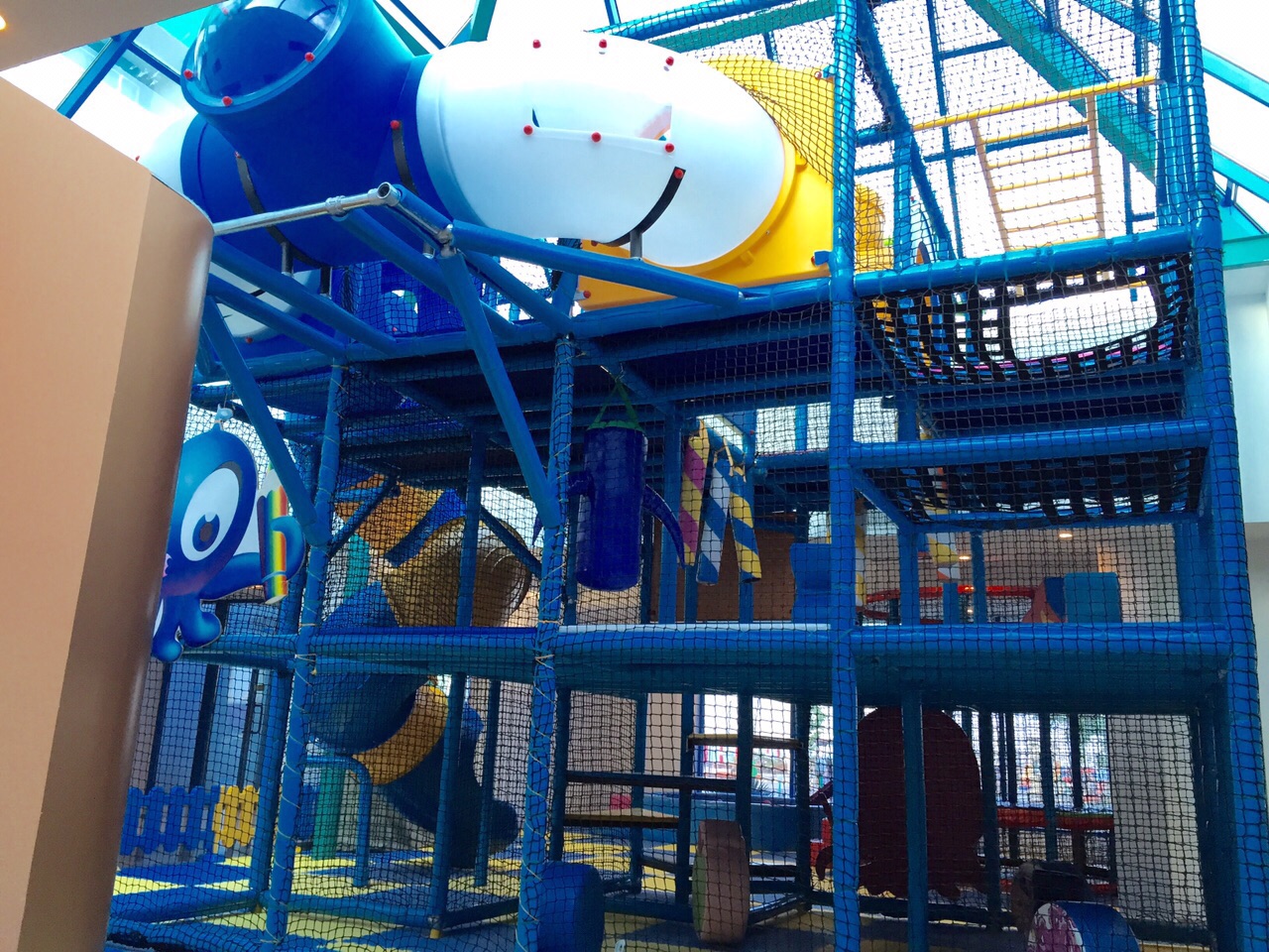 Área de recreação com tema de tubarão azul
