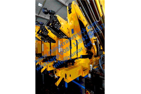 SQZ132 truck-mounted crane (2)
