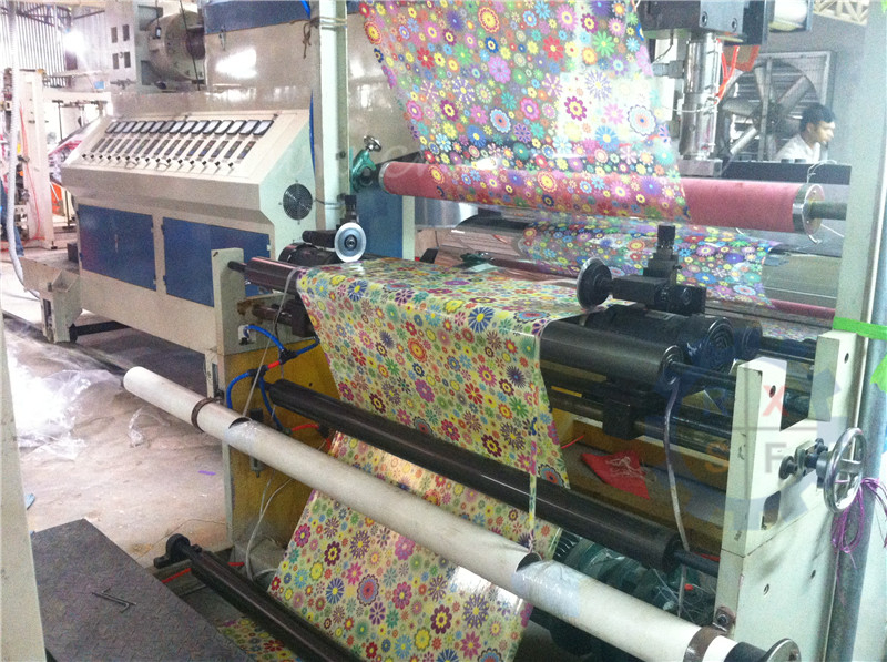 Waste edge slitting device for extrusion laminating machine