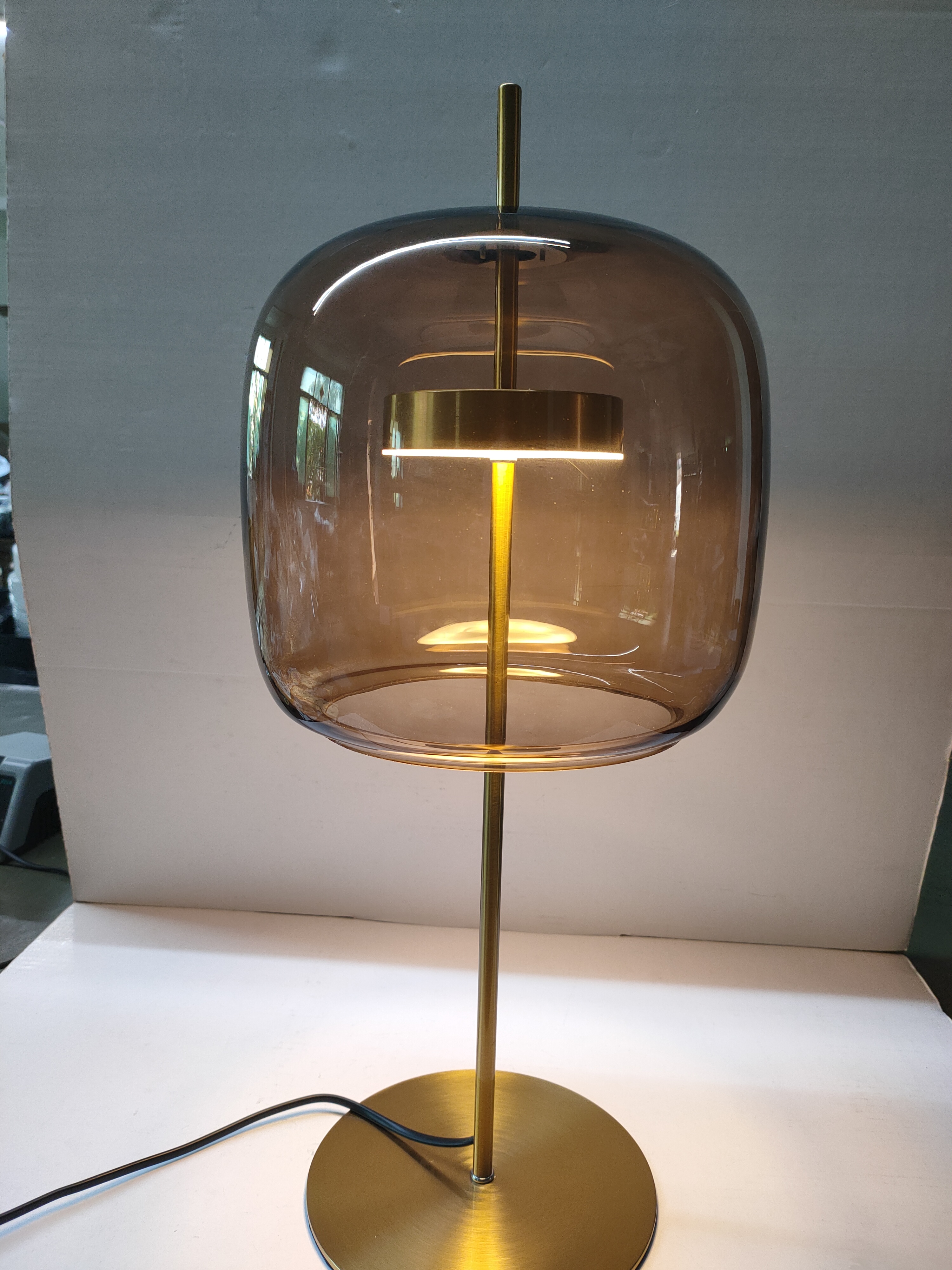 Современная настольная лампа из прозрачного янтарного золота из стекла в комнате (KIH-34T)