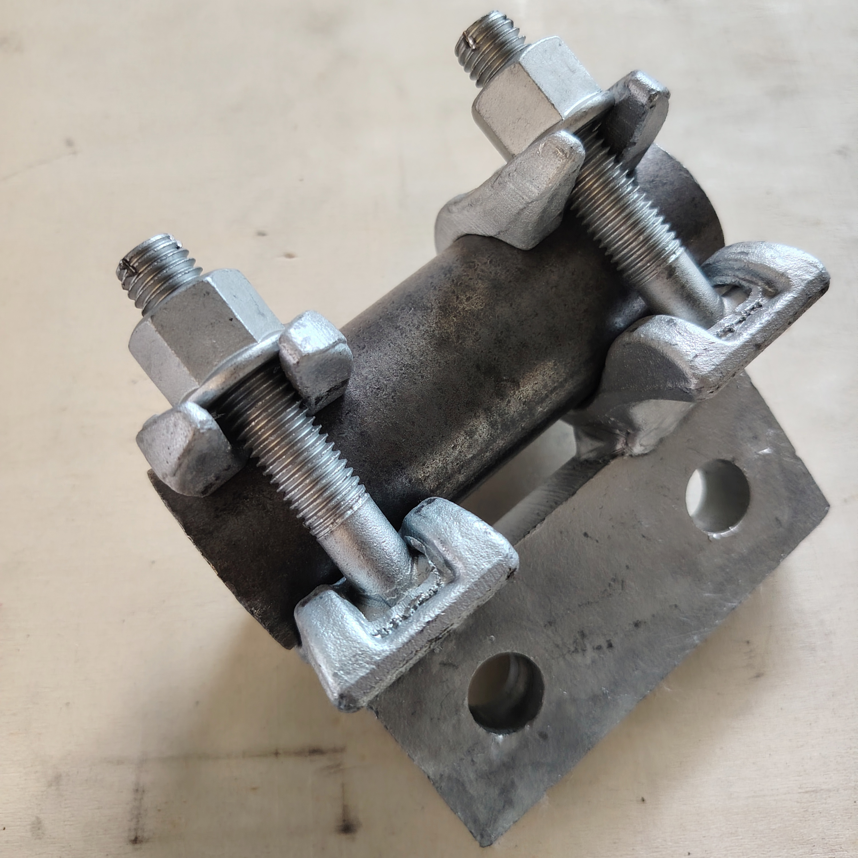 Abrazadera de andamio de forma especial con base personalizada