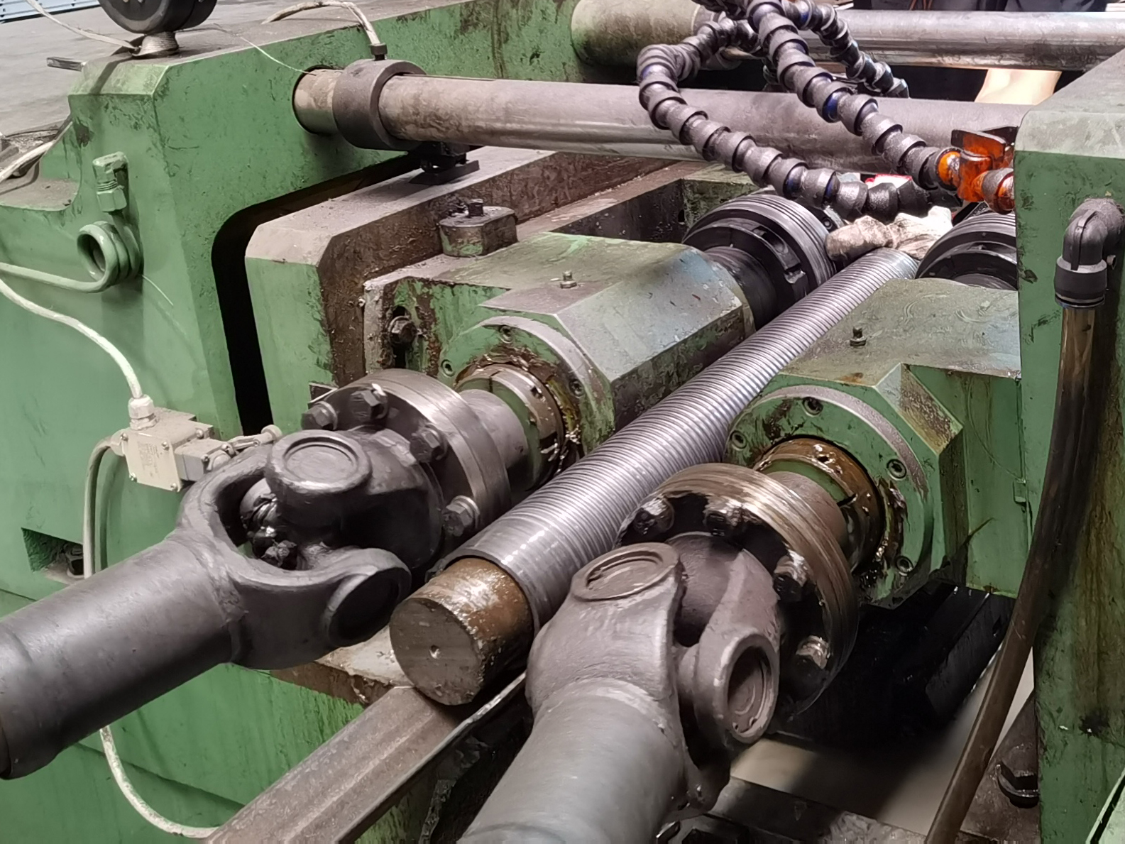 将光滑的钢管加工成螺纹钢管