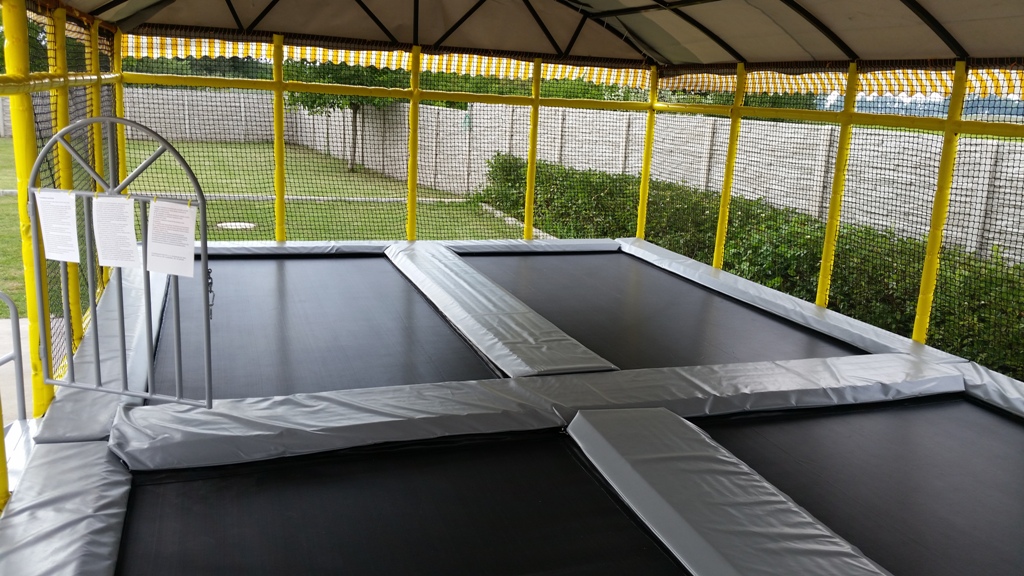 Parco di trampolini all'aperto con vari giochi