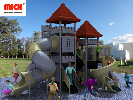 MICH crianças ao ar livre de vários slides playground