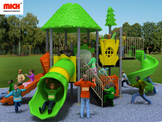 Anak -anak bertema hutan outdoor playground dengan tempat berlindung