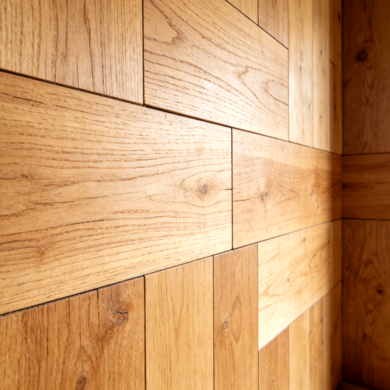Dinding terbuat dari kayu lapis