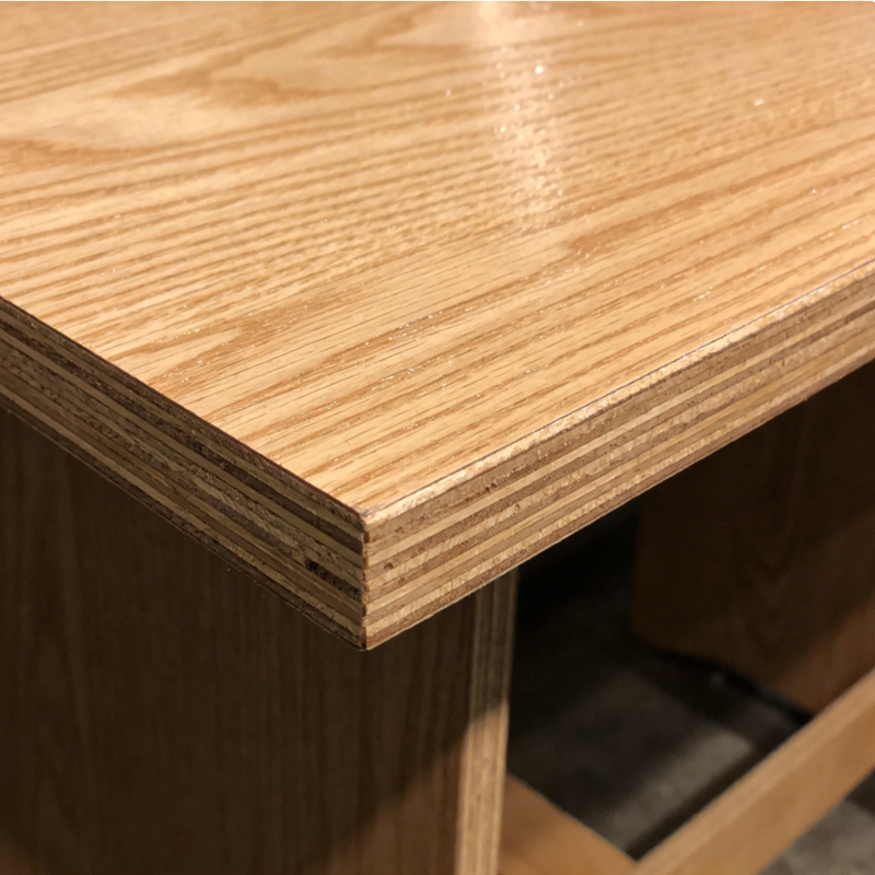 meja terbuat dari kayu lapis