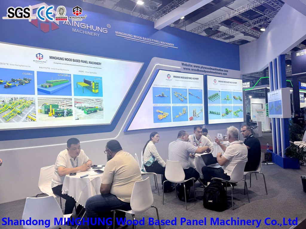 Menghadiri pameran WMF (2)