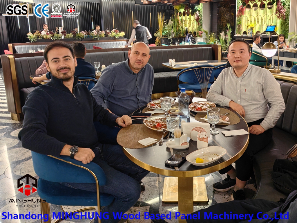 MINGHUNG Ambil foto bersama klien
