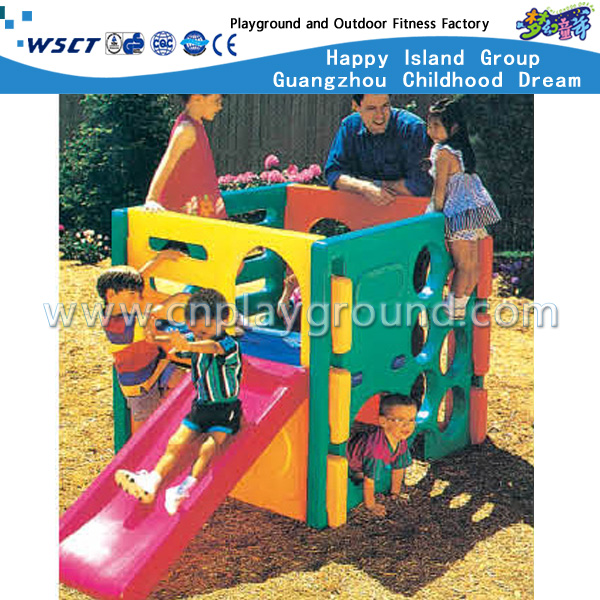 Kleine Plastikrutsche im Freien spielt Spielplatz für Kleinkinder (M11-09304)