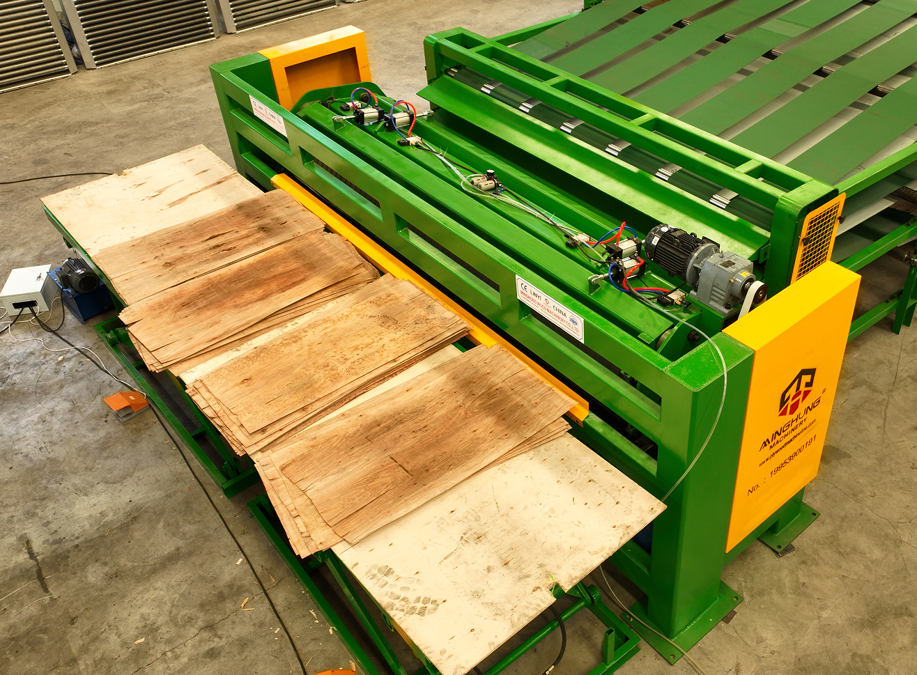pemuat semi otomatis untuk pengering veneer