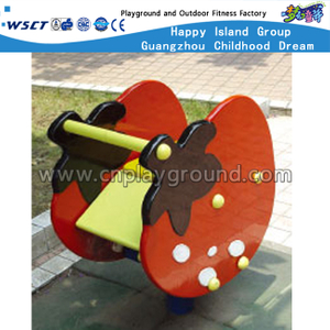 Hinterhof-reizende Kinder spielen Schaukelfahrgeräte (HD-15809)