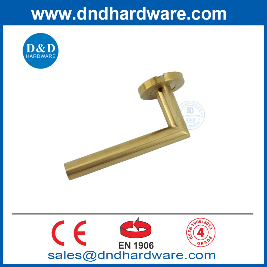 EN1906 Satin Brass Design ง่าย ๆ OEM SS304 มือจับประตูก้านตกแต่งภายใน DDTH003