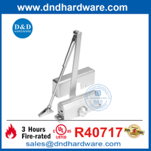 HEAHY DUTY UL ที่ระบุไว้ในไฮดรอลิกประตูอัตโนมัติใกล้กับประตูไม้ DDDC035