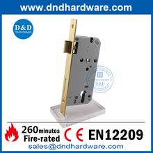 BS EN12209 Latão acetinado contra fogo com classificação de segurança para fechadura da porta com faixa-DDML009