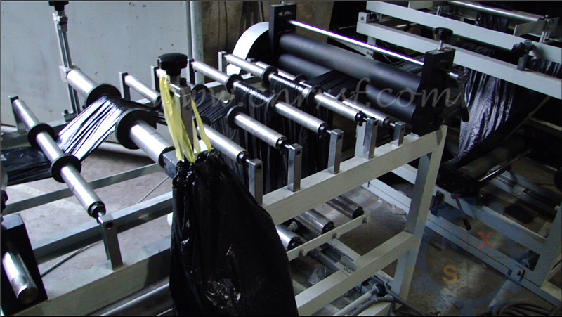 Automatic roll-to-roll rope wearing bag making machine