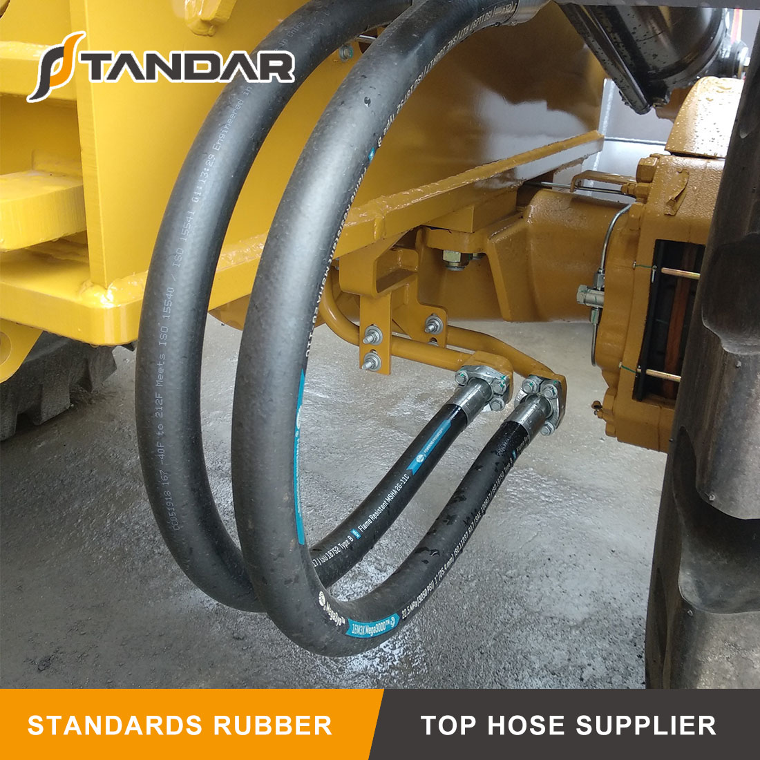 ¿Cuál es el radio de curvatura mínimo para la manguera hidráulica?