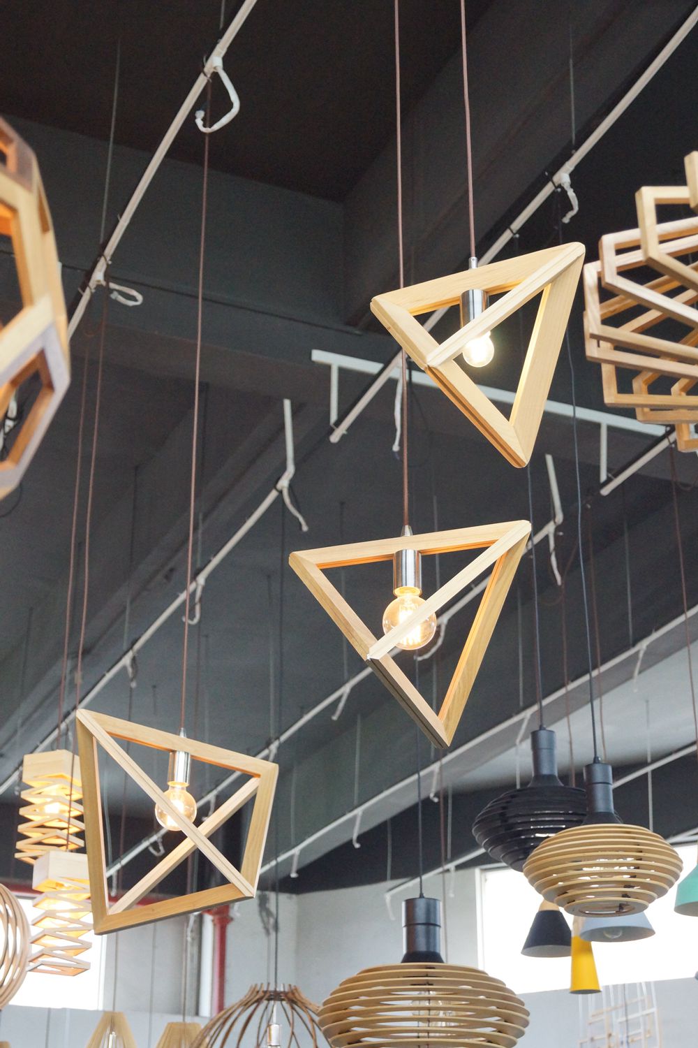 Подвесные светильники треугольной конструкции из декоративного дерева для использования внутри помещений (MD20014-1)