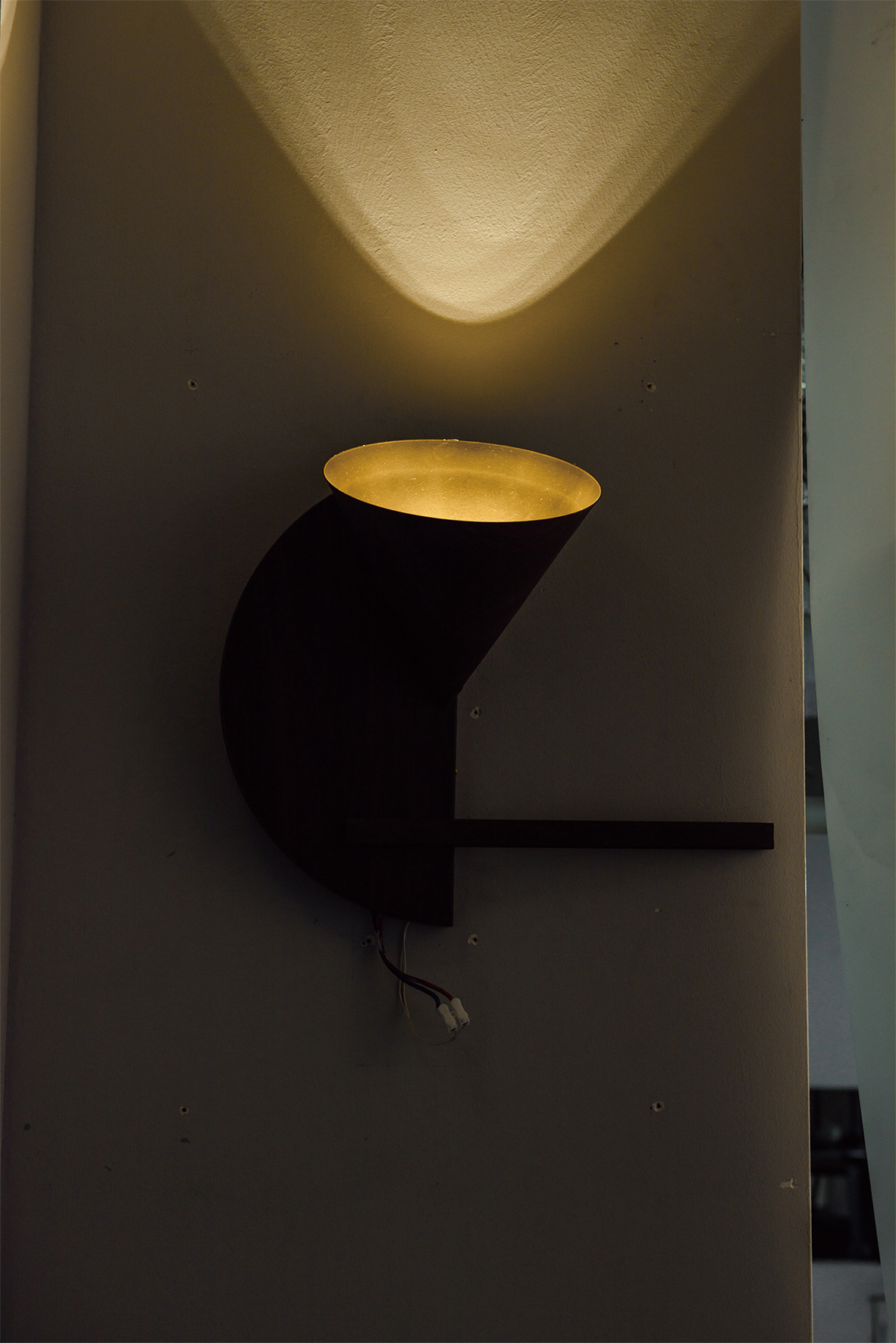  Настенный светильник из металла с украшением под дерево (KAW18-038)