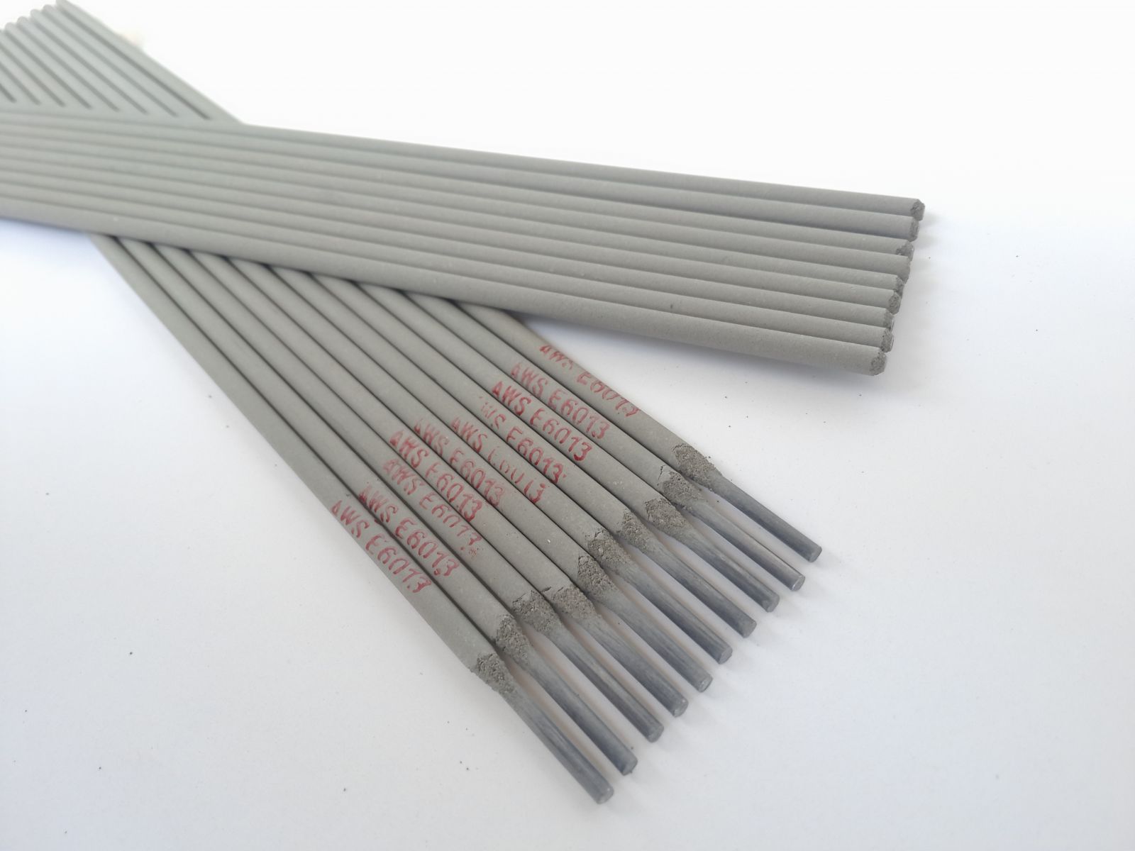 Fabricantes y proveedores de electrodos de soldadura de acero al carbono de  salpicadura pequeña de 2,5 mm de China aws e6013