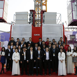 El octubre de 2014, la compañía de GAOLI atiende a BAUMA China 2014 con los alzamientos SC200/GS del edificio,