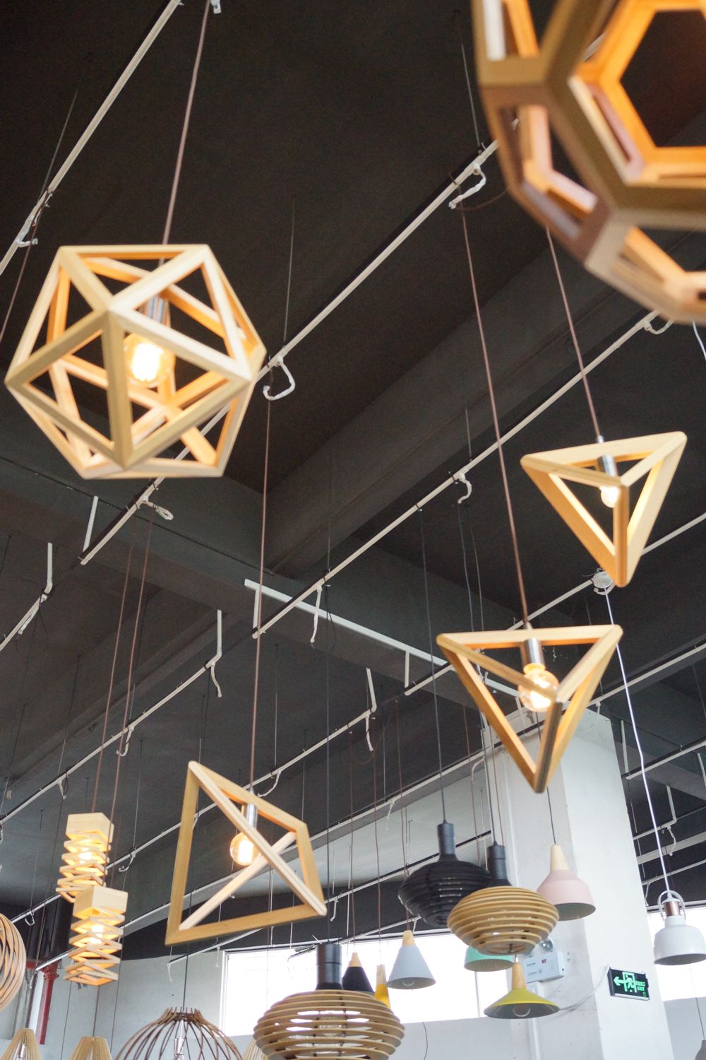 Подвесные светильники треугольной конструкции из декоративного дерева для использования внутри помещений (MD20014-1)