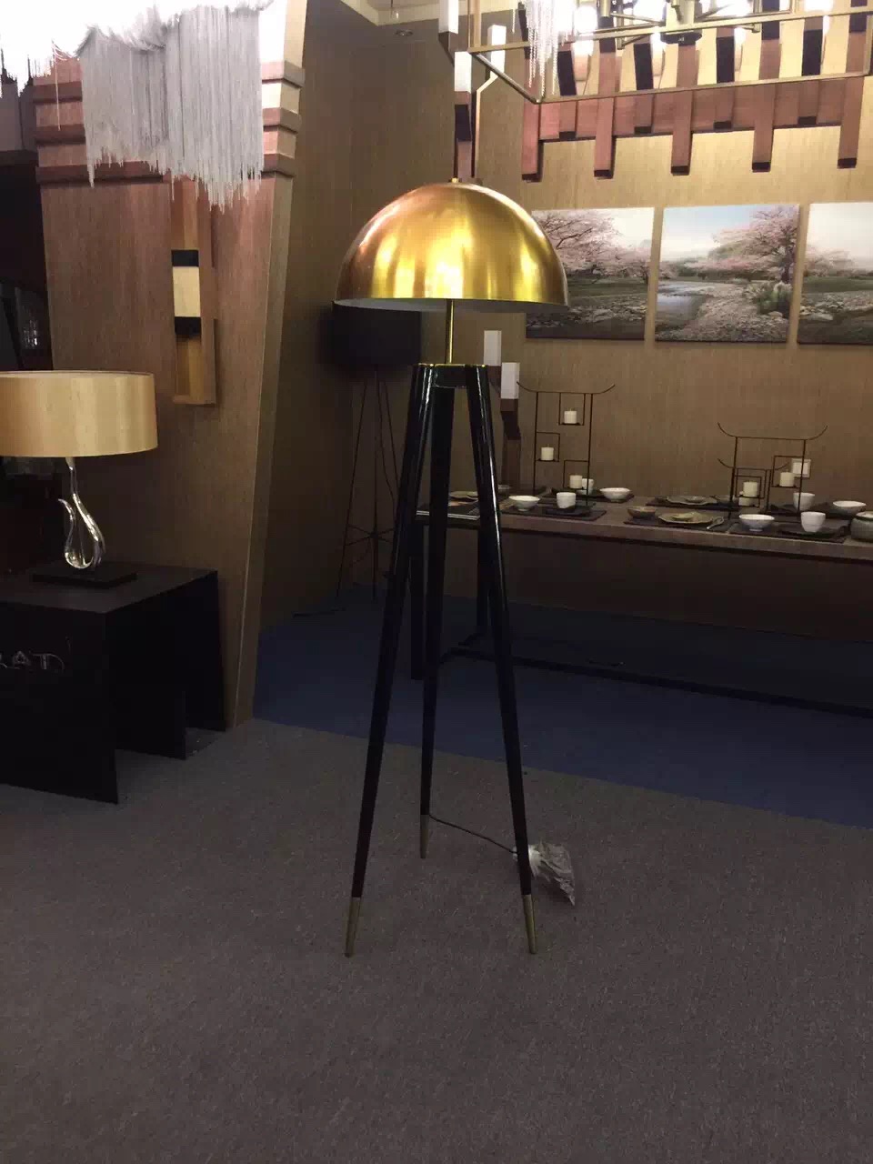 Металлические напольные лампы в гостиничном номере (KAF17-096)