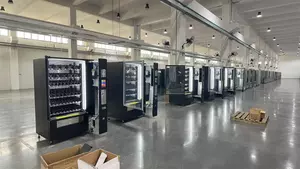 Línea de producción de máquinas expendedoras en taller