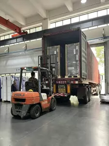 Carretilla elevadora cargando máquinas expendedoras en contenedores