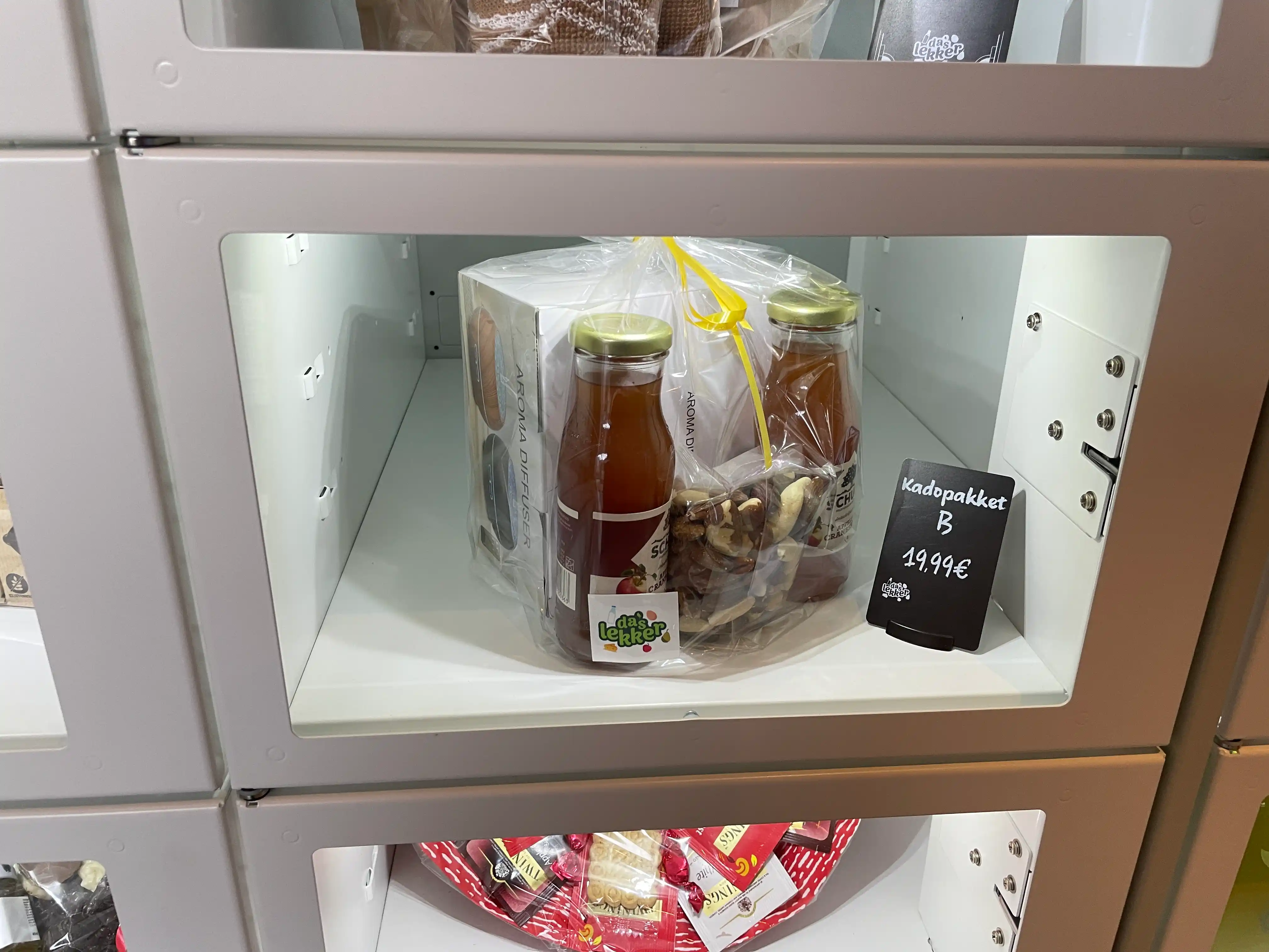 Compartimento de m&aacute;quina expendedora de taquilla inteligente con alimentos y bebidas frescos
