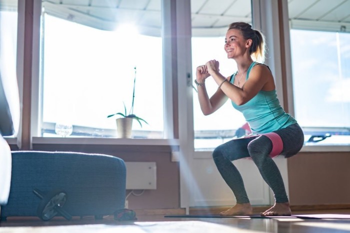 How to Use Resistance Bands at Home: Beginner Guide + 10-Minute Workout Routine