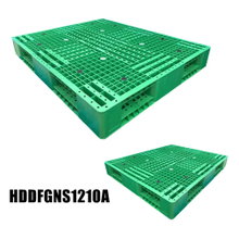 40 x 48 paletas de plástico de color verde apiladas en almacén