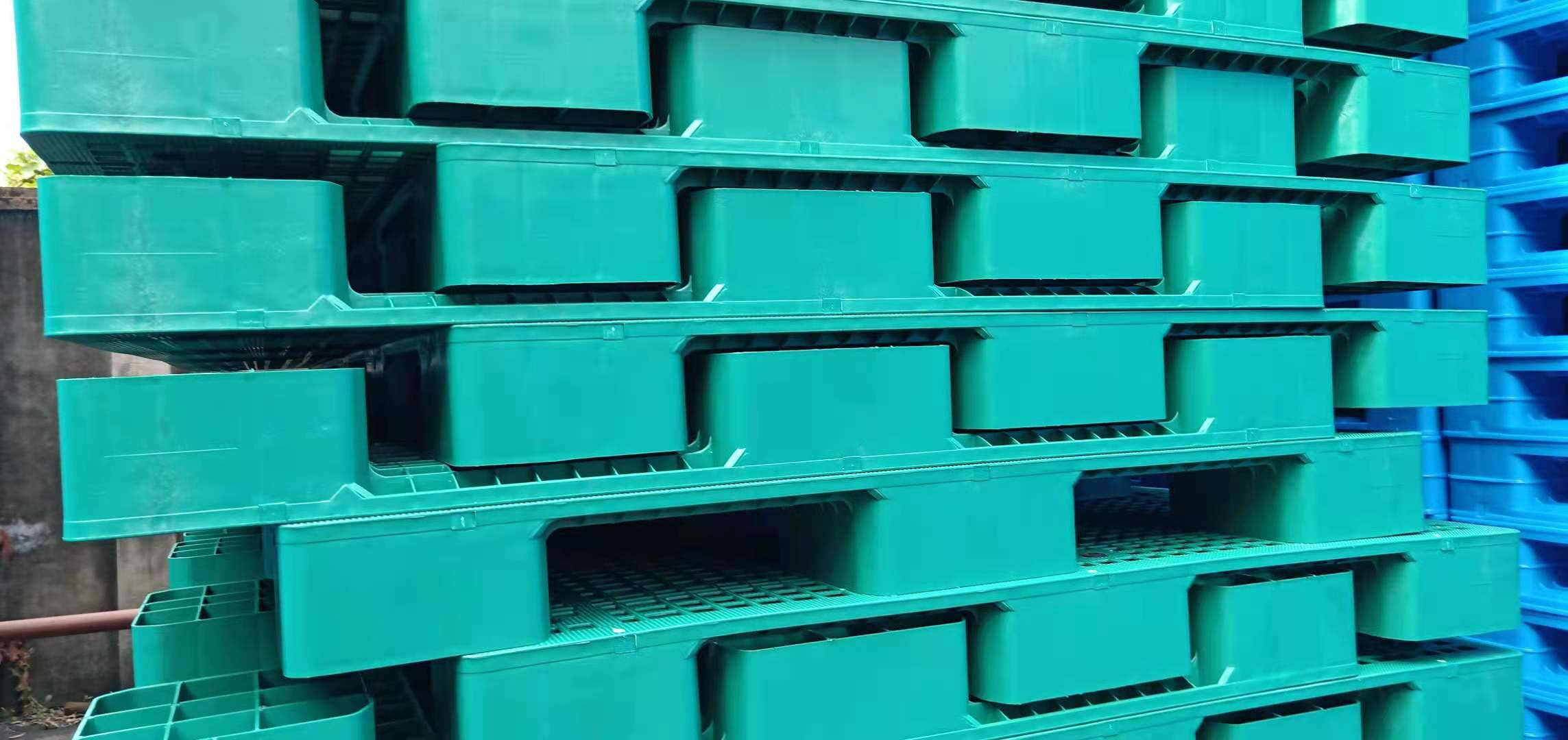 palets de plástico encajables verdes