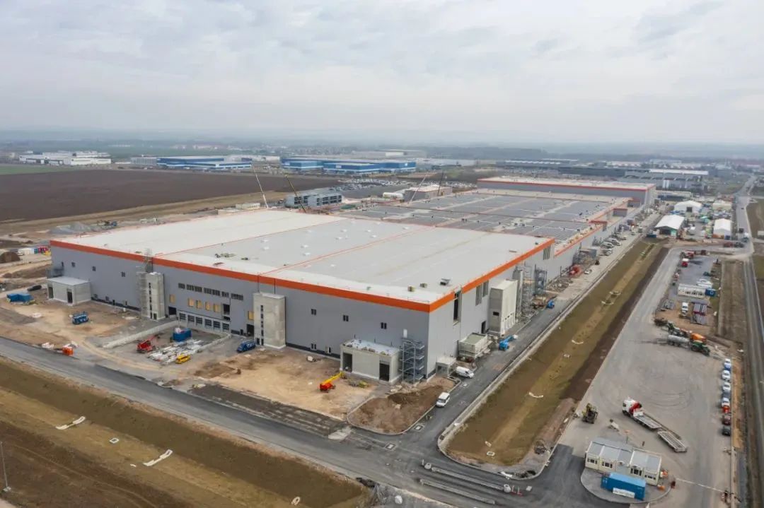 ¿Cuál es la razón por la que las empresas chinas de baterías eléctricas viajan colectivamente al extranjero?