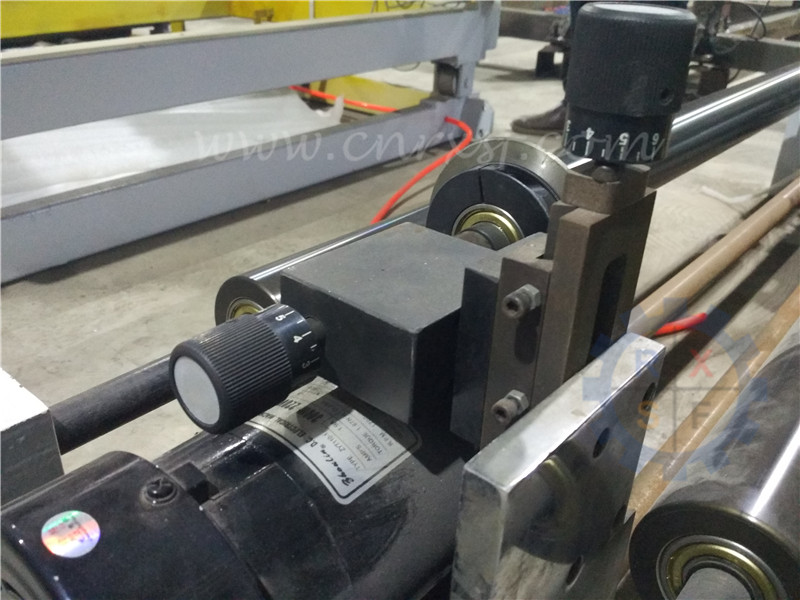 Waste edge slitting device for extrusion laminating machine