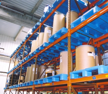 Pallets de plástico utilizados en los estantes